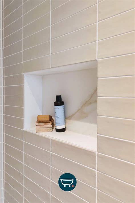 Inbouwnis in een douche met contrasterende tegels