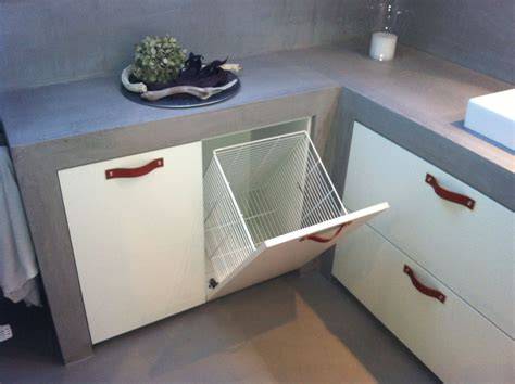 Ingebouwde wasmand onder een wastafelblad