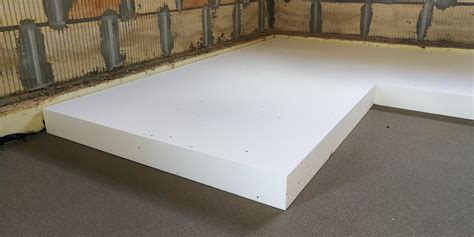 Detailopname van isolatiemateriaal dat onder een vloer wordt aangebracht.