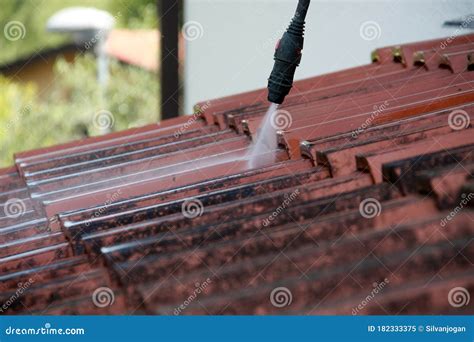 Afbeelding van het reinigen van een betonnen balkon met een hogedrukreiniger.