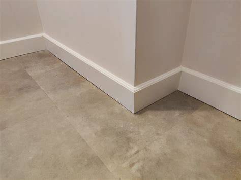 voorbeeld holle plint langs wand