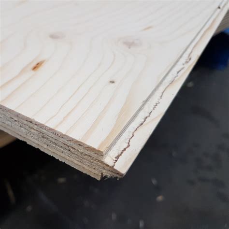 Grafische weergave van de opbouw van Fins vuren underlayment platen met kruislinks verlijmde fineerlagen