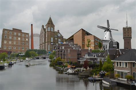 Foto van de heropende Aldi in Bodegraven, met nadruk op de vernieuwde uitstraling en verse producten.