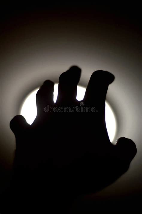 Illustratie van een hand die naar het licht reikt, symbolisch voor het volgen van Jezus.
