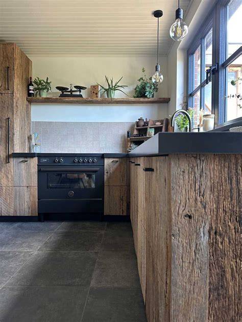 Industriële keuken met houten frontjes en zwarte stalen grepen