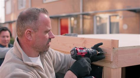 Detailfoto van het vastschroeven van vloerplanken op balken
