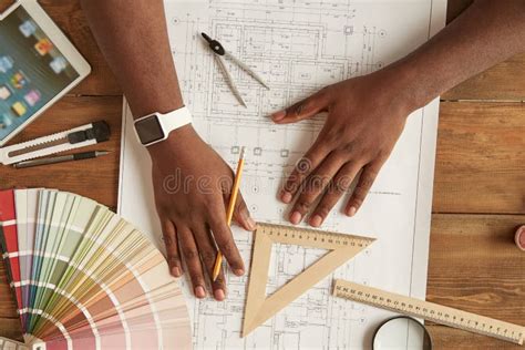 Een architect die een renovatieplan tekent