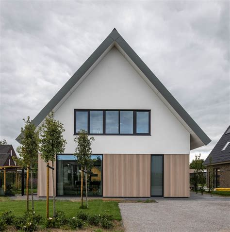 Een huis met gerenoveerde gevel en nieuw dak