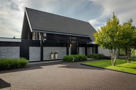 Foto van een recent voltooid dakproject met diverse materialen