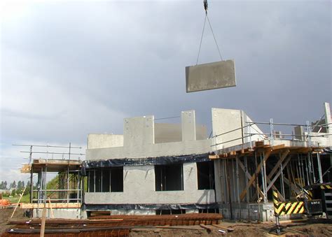 Collage van diverse projecten waarin prefab beton is toegepast: woningbouw, industrie, infrastructuur.