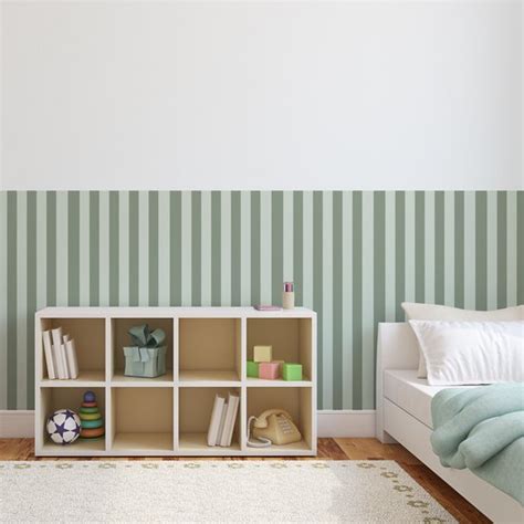 Illustratie van een kamer met donkerblauw gestreept lambrisering behang
