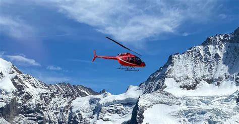 Helikoptervlucht boven de Zwitserse Alpen