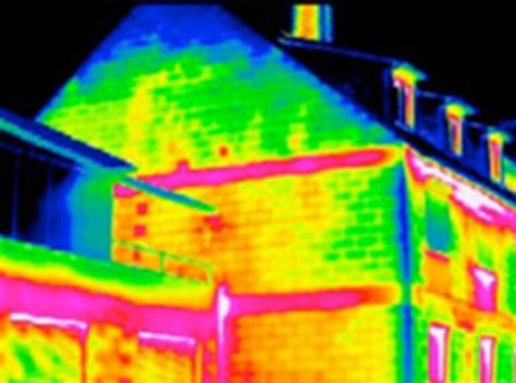 Illustratie van een huis met warmteverlies zichtbaar gemaakt door thermografie en luchtlekken gedetecteerd door een blowerdoortest.