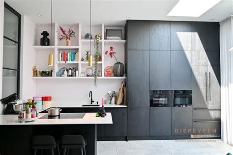 Voorbeeld van een keuken met hoge kastenwand tot aan het plafond