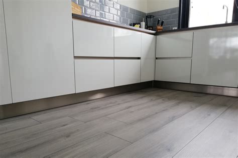 Afbeelding die verschillende soorten keukenplinten toont: minimalistisch, met lades en met ventilatieroosters