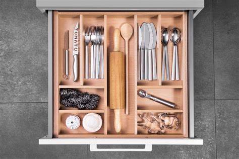 Illustratie van een keukenlade met praktische indeling voor bestek en keukengerei