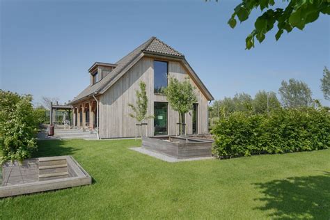 Interieurfoto van een moderne, duurzaam gebouwde woning met natuurlijke materialen.