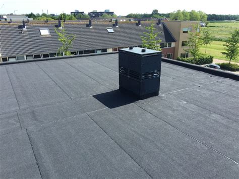 Grafische weergave van de lagen van bitumineuze dakbedekking met focus op de toplaag en de leislag