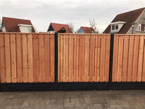 Afbeelding van een hoge kwaliteit houten schutting met een natuurlijke uitstraling.