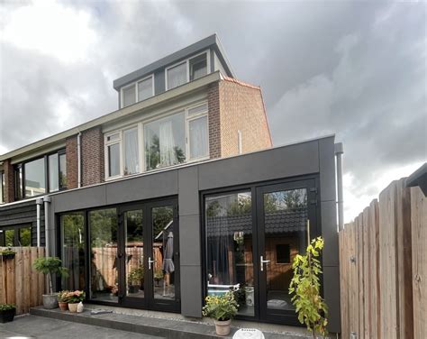 Voor en na foto van een verbouwde woonkamer met aanbouw