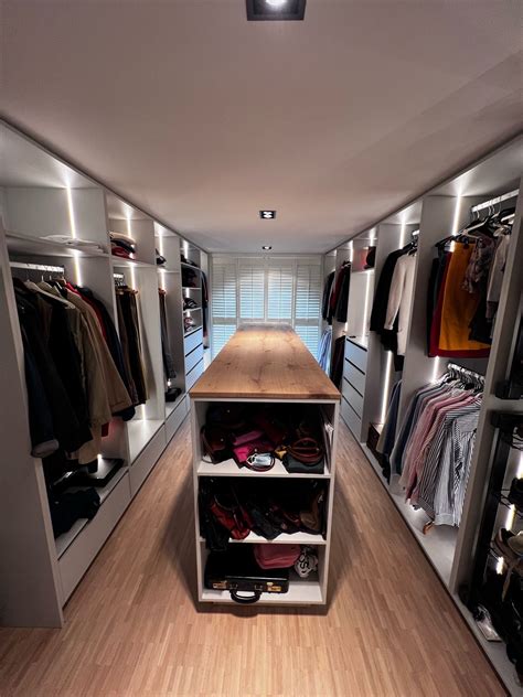 Luxe inloopkast met maatwerk opbergsystemen