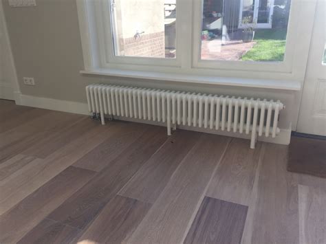 Een klassieke, staande radiator in een brocante woonkamer