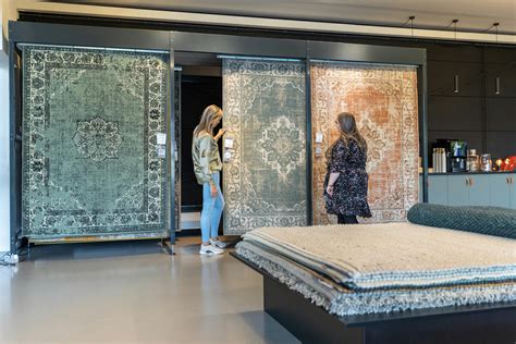 Showroom met diverse vloerstijlen en kleurstellingen