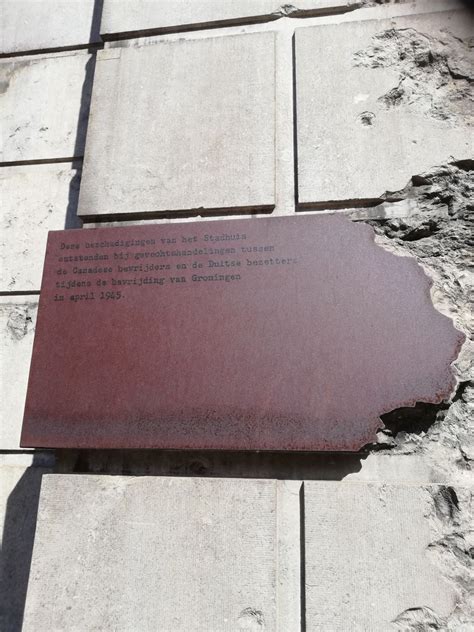Markering bij het Stadhuis Groningen in cortenstaal; roestkleur en teksten