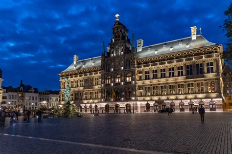 Detail van de cortenstalen tekstplaat bij het Stadhuis