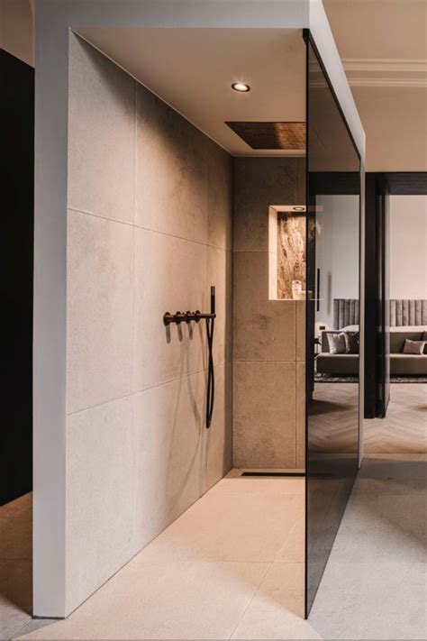 Collage van luxe badkamerelementen: vrijstaand bad, inloopdouche met nis, design badmeubel.