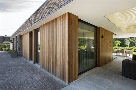 Langformaat gevelsteen met modern lijnenspel