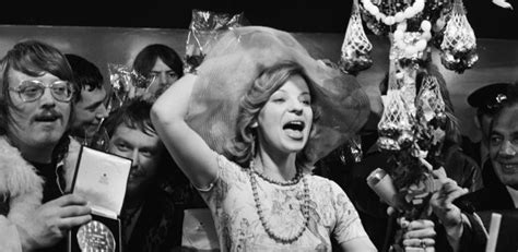 Illustratie die de 70-jarige geschiedenis van het Eurovisie Songfestival weergeeft