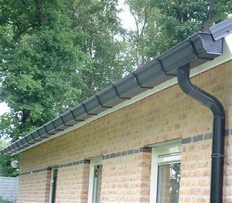 Illustratie van een naadloze aluminium dakgoot op een woning
