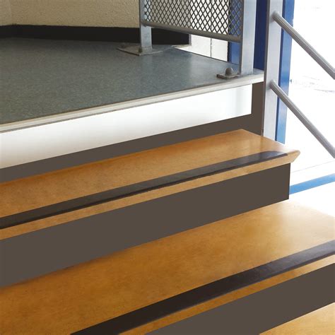 Infographic: vergelijk houten, PVC en metalen stootborden