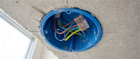 Schematische weergave: bedrading en centraaldoos in een plafond