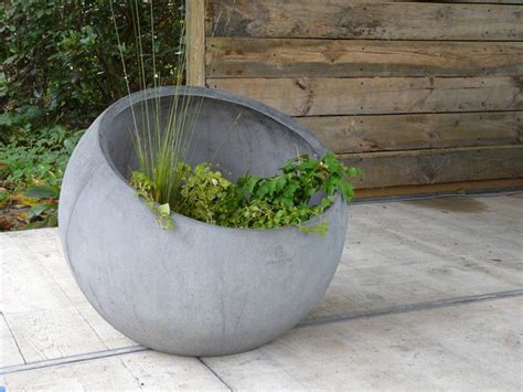 Idee-illustratie van een hypertufa-achtige hangende bloempot van beton met buizen
