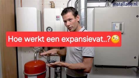 Uitgebreide infographic over gesloten koelsystemen met expansievat: werking, drukmomenten en ontluchting