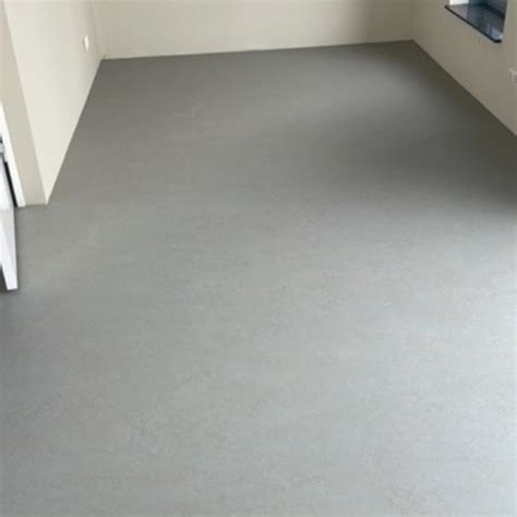 Detailopname van de textuur van een linoleum vloer, die de natuurlijke materialen toont.