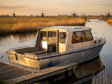 Foto: Voorbeeld van een sloep met kajuit en afneembaar dak in verschillende stoodjes