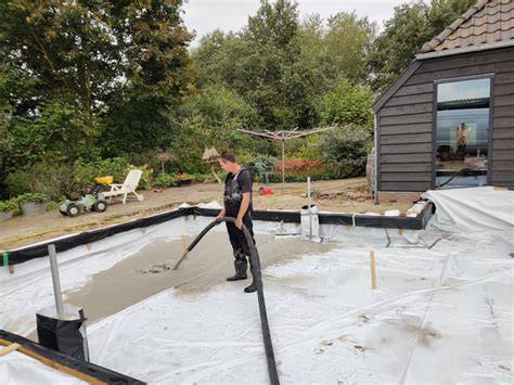Infographic: bouwopbouw van zandbed, folie, bewapening, en betonkern voor vloerverwarming
