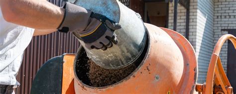 Foto van een betonmolen in gebruik.