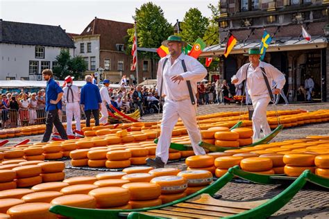 Kaasmontage en historische kaasdragers op het Waagplein - afbeelding van kaasmarkt
