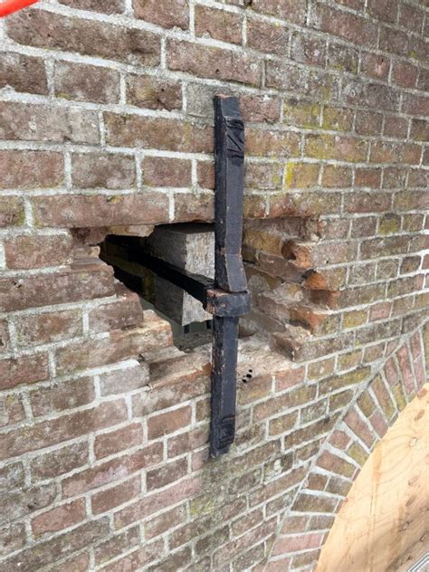 Detailfoto: restauratie van het voegwerk en aandacht voor Jahnmortel