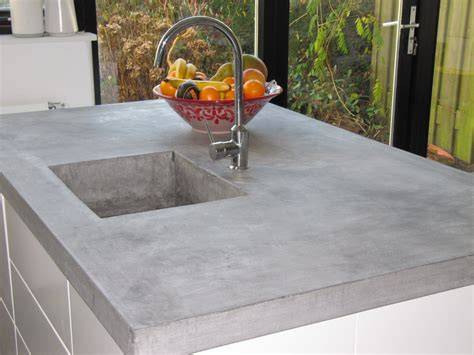 Foto van een naadloos geïntegreerde spoelbak in een betonnen blad