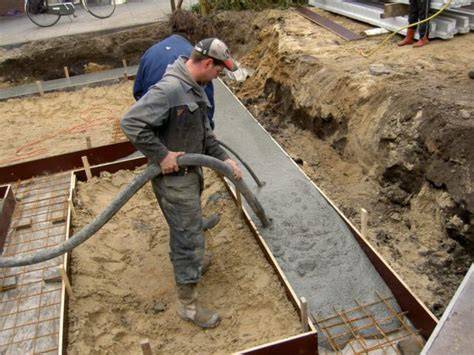 Betonstorting in bekisting met trilnaald