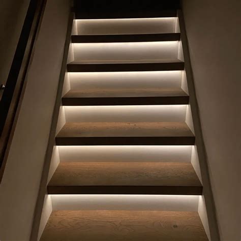 Illustratie van LED-verlichting onder traptreden