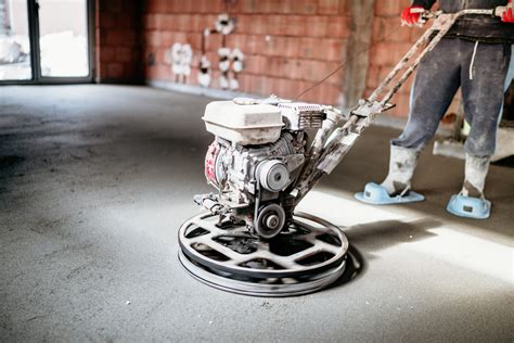 Afbeelding van een vlindermachine die wordt gebruikt om een betonoppervlak af te werken.