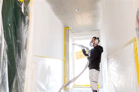 Vergelijking van traditioneel schilderwerk met spuitwerk, met nadruk op de egale afwerking van spuitwerk.