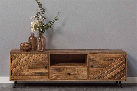 Whimsical mangohouten woonkamer: voorbeeldstyling