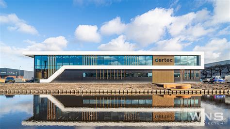 Foto van het bedrijfspand van Dertec met glazen gevel